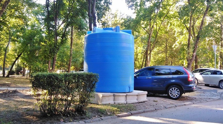 Вандалы испортили в Симферополе шесть резервных емкостей для воды