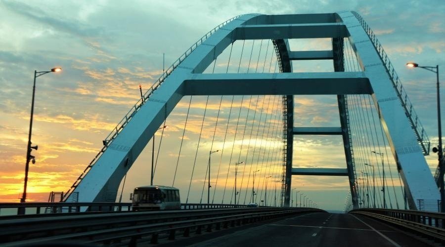 Поток автомобилей на Крымском мосту достиг прошлогоднего уровня