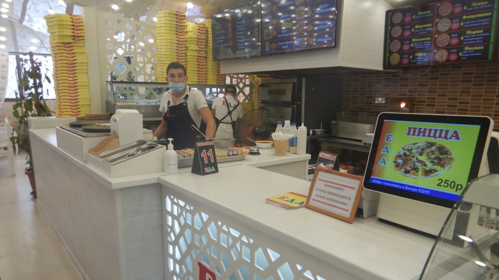 В Феодосии продолжаются рейдовые мероприятия на предмет соблюдения масочного режима персоналом кафе и магазинов