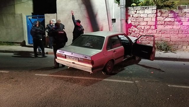 В Евпатории угонщик «прокатил» полицейского на двери авто и врезался в столб