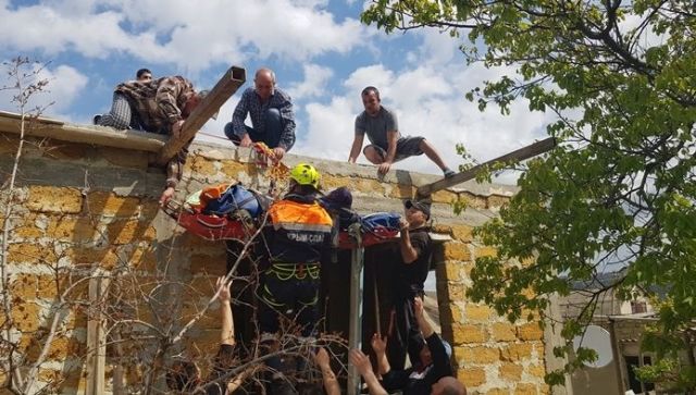 В Крыму мужчину придавило провалившейся крышей - фото