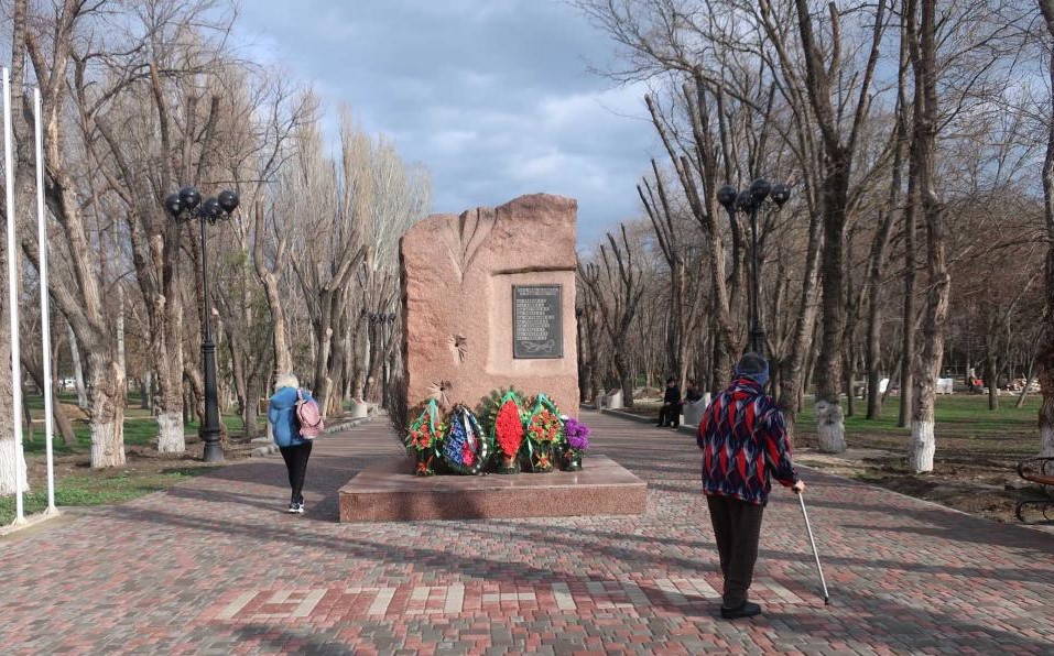 Комсомольский парк Феодосии: работы идут, горожане – прогуливаются #15433