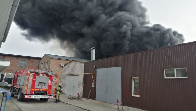 Более 60 пожарных тушат горящий склад в Ростове-на-Дону