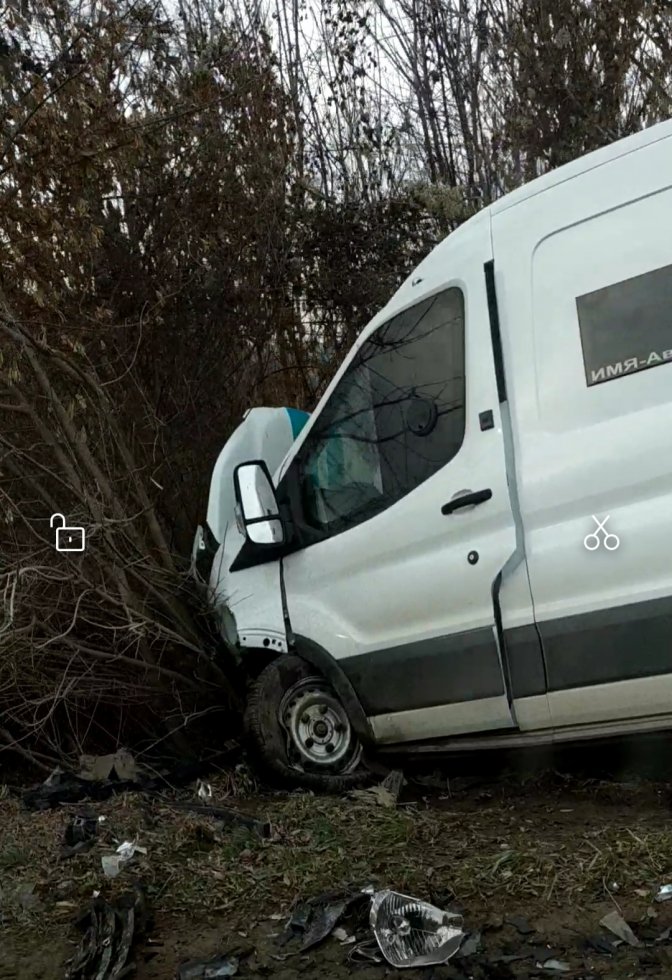 В Крыму легковушка «влетела» под инкассаторское авто: четверо в больнице