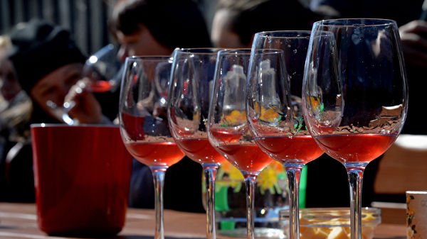 Правительство внесло в Госдуму проект об увеличении акцизов на вино