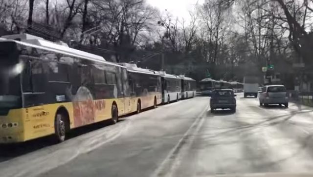 В центре Симферополя «забастовали» троллейбусы - ВИДЕО