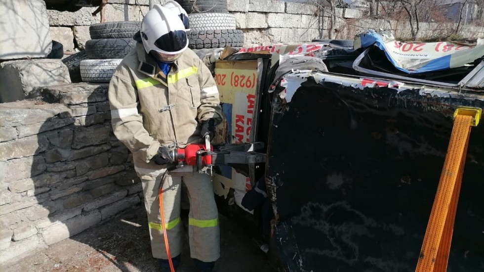 МЧС РК: Специалисты Судакского «КРЫМ-СПАС» провели учебно-тренировочное занятие с применением гидравлического аварийно-спасательного инструмента
