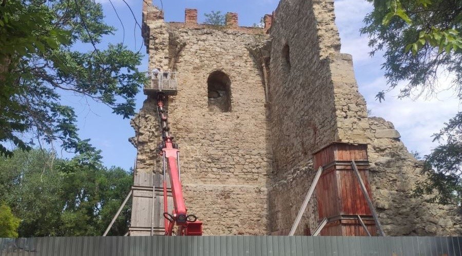 Средневековую башню Константина в Феодосии ждет реставрация