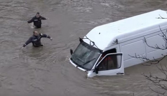 «Водное» приключение: в Крыму спасатели вытащили из реки микроавтобус