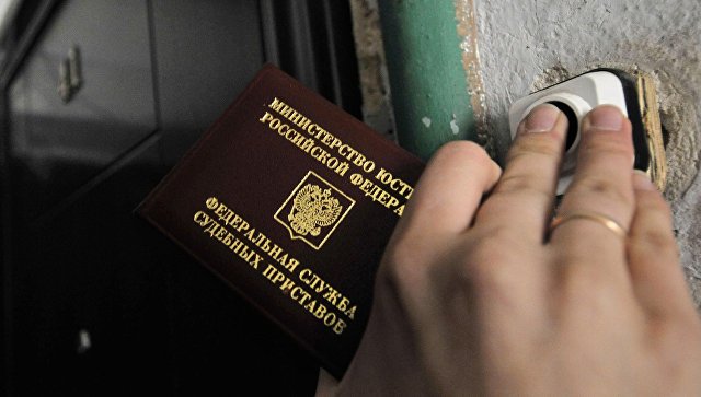 Долг не отпускает: приставы запретили выезд за границу 25 тысячам крымчан