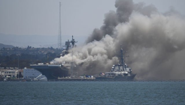 Взрывы и десяток пострадавших: пожар на десантном корабле ВМФ США