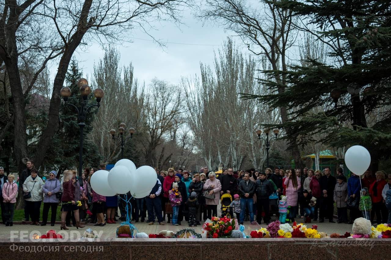 В Феодосии почтили память жертв трагедии в Кемерове #7598