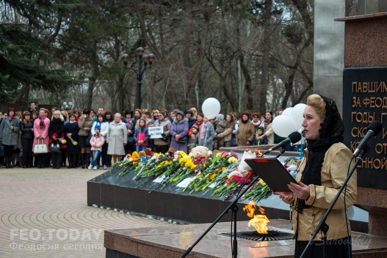 В Феодосии почтили память жертв трагедии в Кемерове #7605