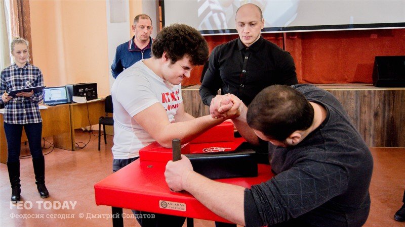 Армрестлинг в Феодосии: студенты соревновались за чемпионский титул