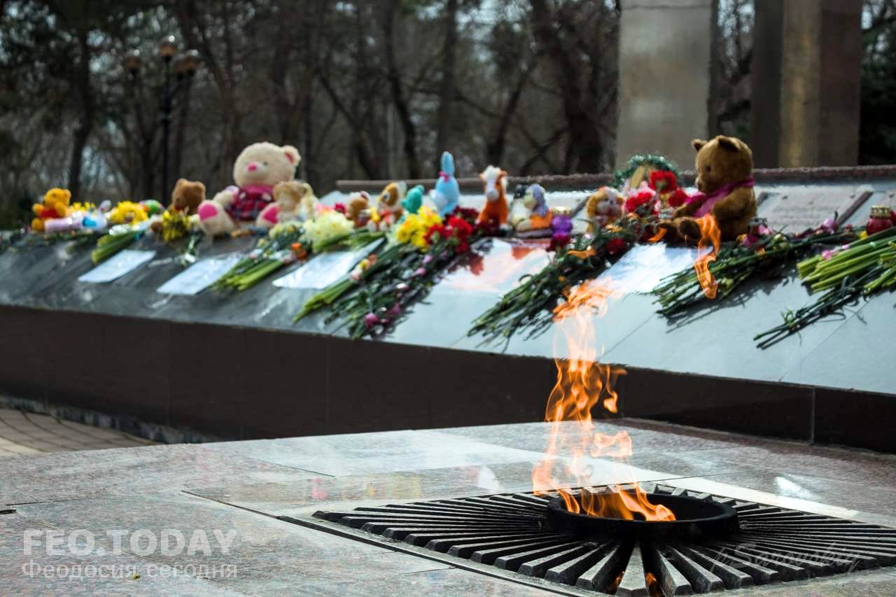 В Феодосии почтили память жертв трагедии в Кемерове #7584