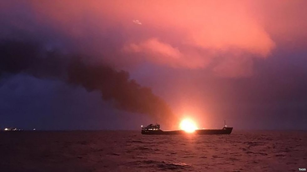 Пострадавших с танкеров в Черном море доставят в порт Керчь