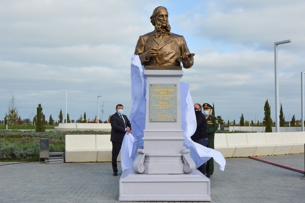 Памятник Ивану Айвазовскому открыли на привокзальной площади аэропорта Симферополь