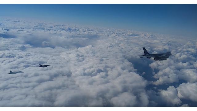 Су-27 РФ перехватили над Черным морем французские истребители - ВИДЕО