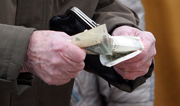Под предлогом праздника: в Крыму сосед украл у пенсионерки 100 тыс рублей