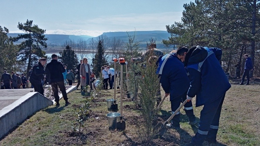 Госкомводхоз РК: В рамках акции «Сад памяти» мелиораторами Крыма высажено более 400 зеленых саженцев