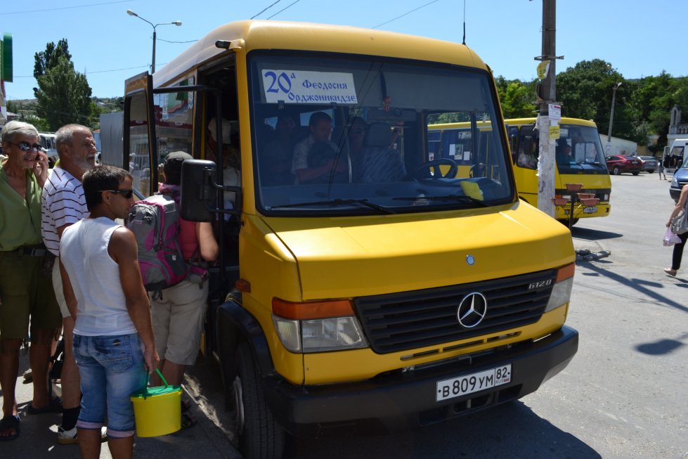 Феодосийские власти рекомендовали перевозчикам сократить интервалы между автобусами