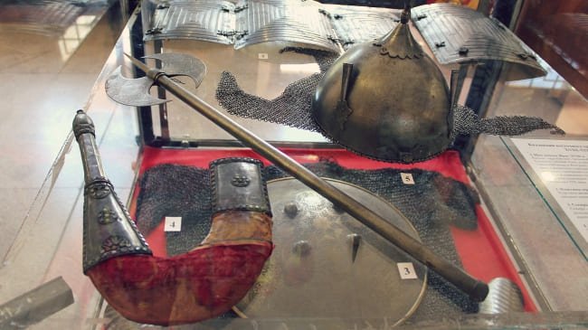 В музее древностей открылась выставка «Восточное оружие и доспехи XVIII-XIX вв.»