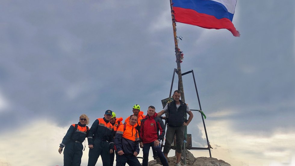 В День Государственного флага Российской Федерации спасатели «КРЫМ-СПАС» традиционно поднимут триколор на вершину горы Ай-Петри