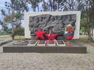 Возложение цветов к памятнику «Вечный огонь»