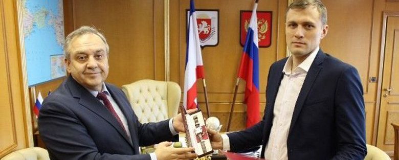 Награда Человеку: спасший ребенка в Ялте москвич получил часы от главы Крыма