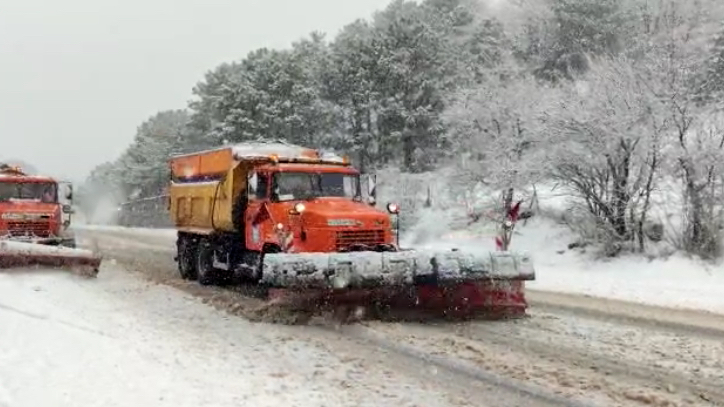 Продолжаются работы по очистке крымских дорог от снега