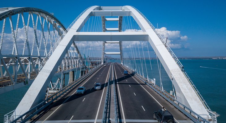 Ограничения на проезд грузовиков по Крымскому мосту сняты