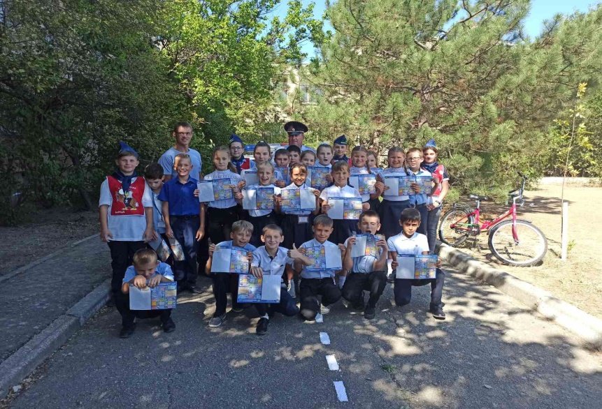 Сотрудники МВД города Феодосии вместе с отрядом ЮИД провели в феодосийской школе акцию «Учись быть пешеходом»