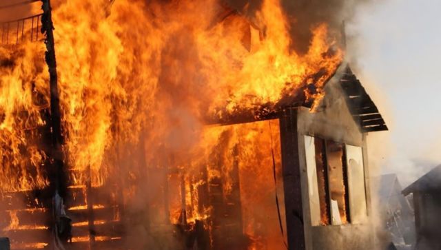 В Севастополе на пожаре в бане пострадала женщина