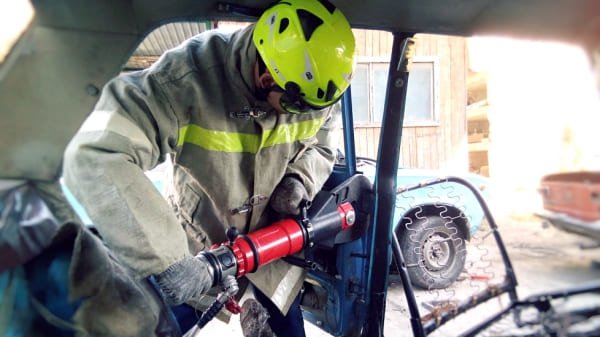 В подразделениях «КРЫМ-СПАС» продолжаются занятия по работе с гидравлическим аварийно-спасательным инструментом