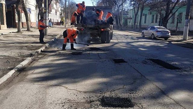 Весенние работы: на дорогах Симферополя начали латать ямы