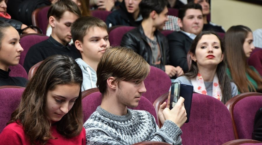 Власти Крыма хотят организовать выплаты на детей 16-17 лет