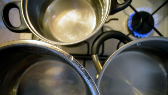 Гороховое возмездие: крымчанин облил соседку кипящим супом за пощечину