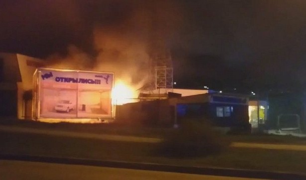 В Севастополе ночью сгорел автосервис