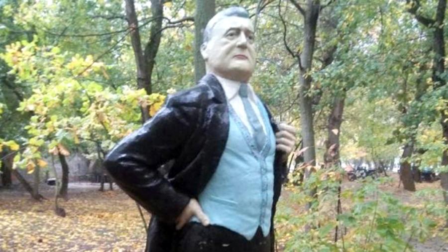 «Вызывает кривую усмешку»: в Крыму оценили памятник Порошенко в Запорожье