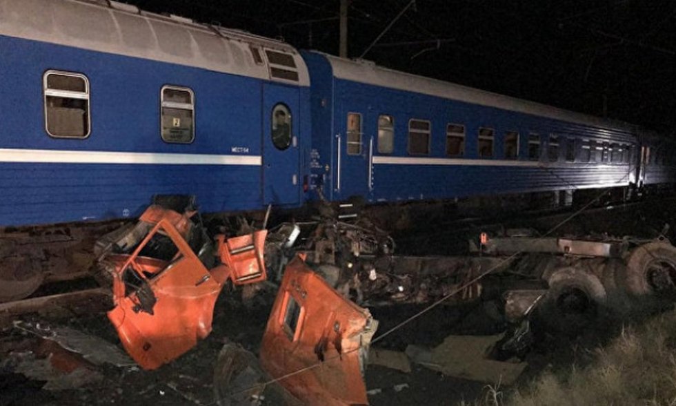 На Кубани поезд столкнулся с грузовиком: пострадали почти 20 человек