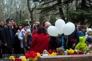 В Феодосии почтили память жертв трагедии в Кемерове #7619