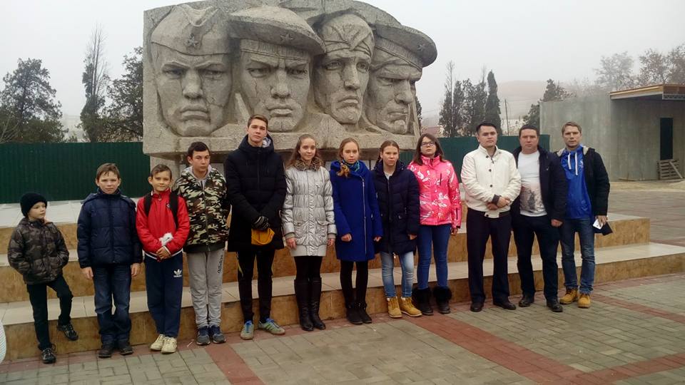 В Коктебеле возложили цветы к памятнику Десантников в память о Керченско-Феодосийском десанте 0