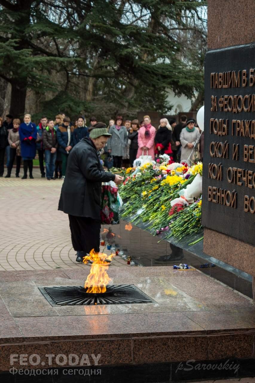 В Феодосии почтили память жертв трагедии в Кемерове #7639