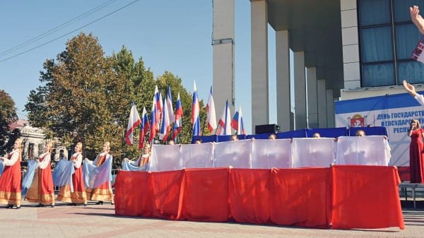 В Симферополе прошли мероприятия ко Дню Государственного герба и Государственного флага Республики Крым