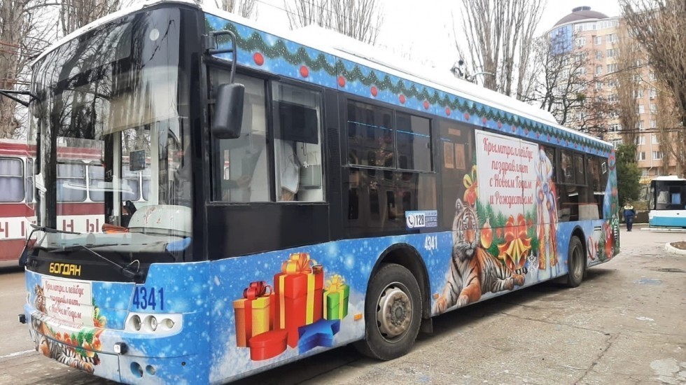 Традиционные новогодние троллейбусы выходят на маршруты в Симферополе, Алуште и Ялте