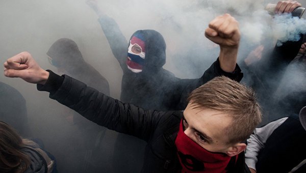 На Украине радикалы призывают сжечь русскоязычную школу
