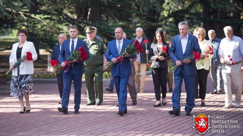 В Симферополе состоялось возложение цветов, приуроченное годовщине окончания Второй мировой войны
