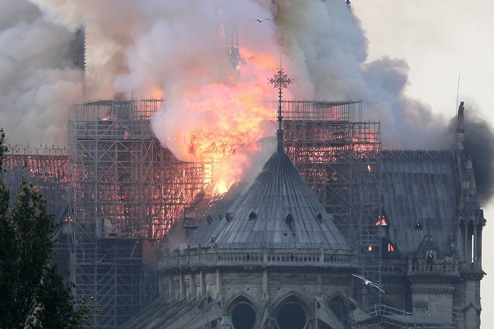 Объятый пламенем: видео горящего собора Парижской Богоматери