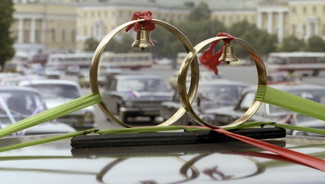 «Автомобиль летел кувырком»: ДТП со свадебным кортежем в Крыму - видео