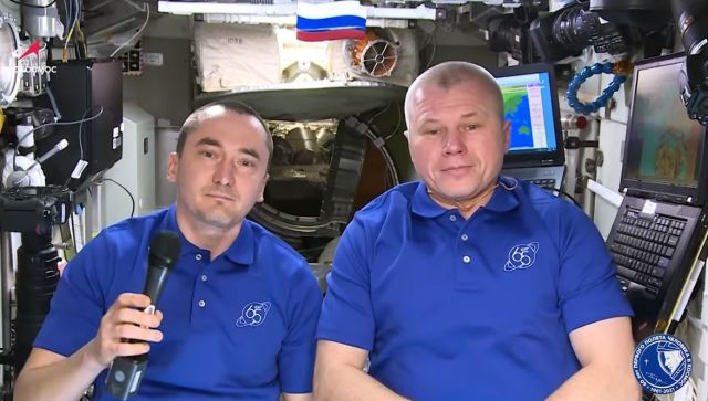Россиян поздравили из космоса - видео